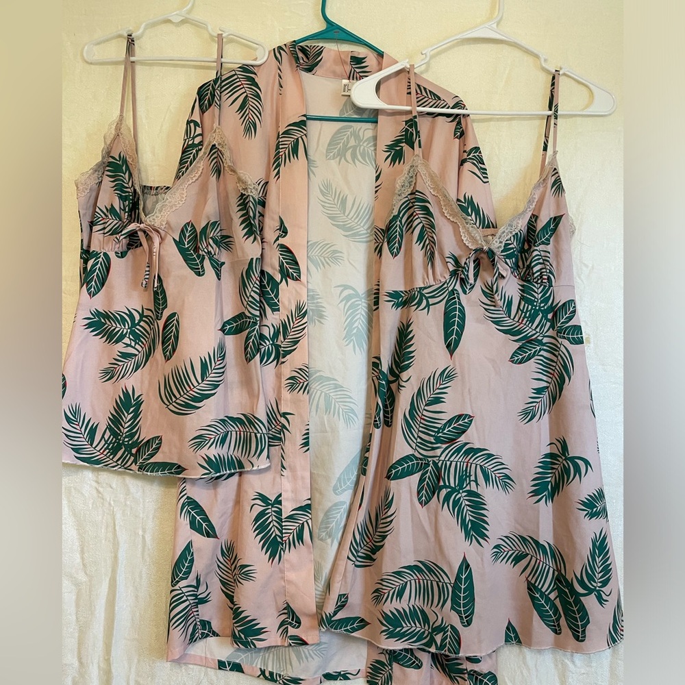 3pc sleepwear. 2 teddies/1 robe. Adjustable straps. Sz S